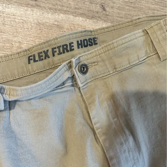 Duluth Trading Relaxed Fit Khaki Cargo Shorts – Size 44 - Picture 4 of 9